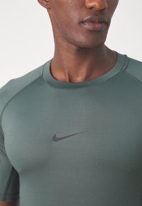 Nike Performance Apakškrekls - vintage green/black