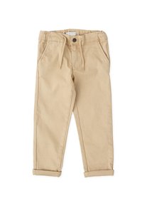 Pantalones de algodón beige con cintura elástica, cordón ajustable, puños doblados y bolsillos laterales. Textura de tela suave en toda la prenda.