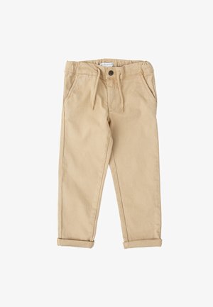 Pantalones de algodón beige con cintura elástica, cordón ajustable, puños doblados y bolsillos laterales. Textura de tela suave en toda la prenda.