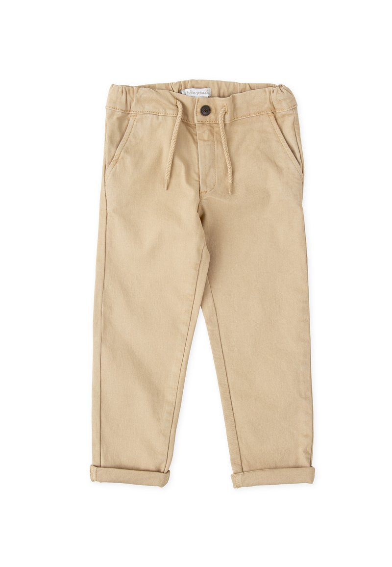 Pantalones de algodón beige con cintura elástica, cordón ajustable, puños doblados y bolsillos laterales. Textura de tela suave en toda la prenda.