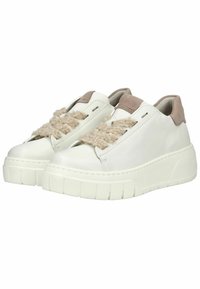 Hvide lædersneakers med teksturerede beige accenter, der har tykke såler, en rund tå og bløde, fuzzy snørebånd.