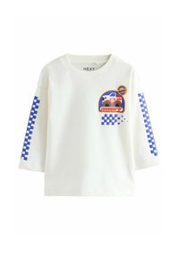 Weißes Sweatshirt mit blauen karierten Grafiken an den Ärmeln, mit einem bunten Auto-Patch mit der Aufschrift "Crushin' It" auf der Vorderseite. Weiches Baumwollmaterial.