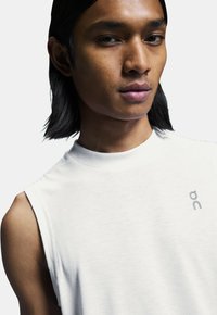 On TRAIN TANK - Linne - white