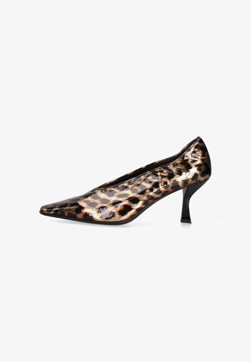 Chaussure à talon haut en imprimé léopard avec un bout pointu, finition brillante et un talon effilé. Présente une texture brillante et des accents noirs contrastants.