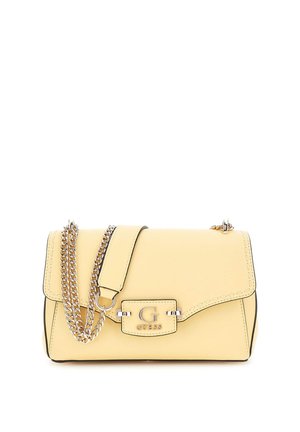 Borsa a mano Guess in pelle gialla con tracolla a catena argento e patta frontale con chiusura a logo "G" in metallo.