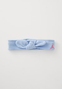 Šviesiai mėlynas audinio plaukų juostos su mazgu centre dizainas. Yra mažas rožinis išsiuvinėtas logotipas viena pusė. Minkšta tekstūra, elastingas medžiaga.