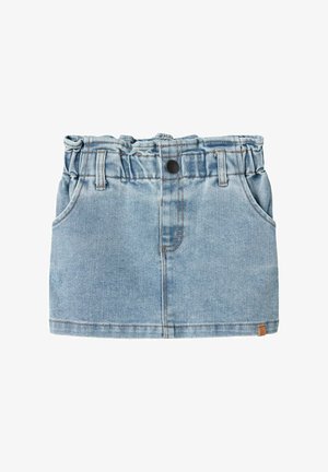 Falda de mezclilla azul claro con cinturilla elástica, dos bolsillos frontales y una etiqueta marrón en el lateral. Presenta detalles de costura visibles.