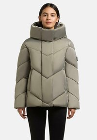 Puffige, hellgraue Jacke mit hohem, strukturiertem Kragen, Zickzacknähten und Seitentaschen. Glattes, glänzendes Material mit minimaler Hardware.
