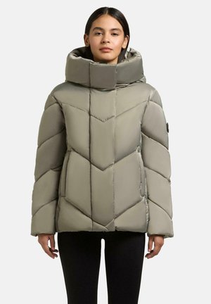 Giacca puffa di un grigio chiaro, leggera, con colletto alto e strutturato, cuciture a chevron e tasche laterali. Tessuto liscio e lucido con hardware minimale.