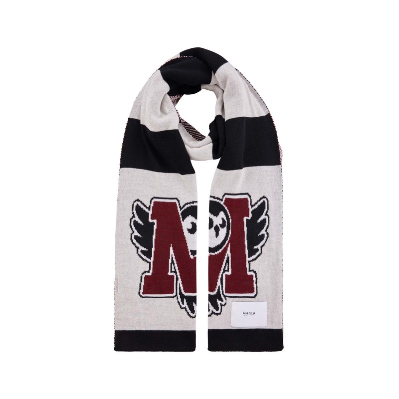 Écharpe tricotée en gris, noir et bordeaux. Présente un grand motif de hibou avec des ailes et un "M" en bordeaux. Comprend une étiquette blanche à l'extrémité.