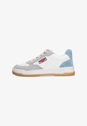 Witte en grijze lage sneakers met lichtblauwe suède hiel, beige veters, een rubberen zool en een roodblauw rechthoekig logo aan de zijkant.