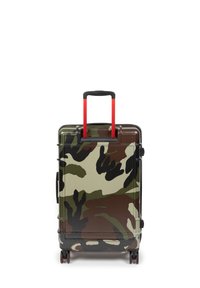 Hårt skal resväska med ett mönster i grön, svart och brun camouflage. Röd utdragbar handtag och hjul för mobilitet. Hållbart material.