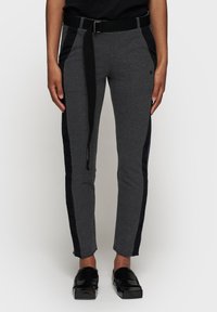 Grijze broek met zwarte zijkanten, slim fit, elastische tailleband met een riem, voorzien van een gestructureerde stof en een rafelige zoom.
