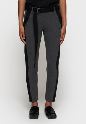 Grijze broek met zwarte zijkanten, slim fit, elastische tailleband met een riem, voorzien van een gestructureerde stof en een rafelige zoom.