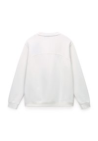 Sudadera larga de manga blanca lisa con puños y dobladillo acanalados, costura del yugo trasero visible, mostrada desde atrás sobre un fondo blanco.