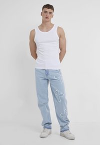 Karl Kani OG DISTRESSED CROSS GY FIVE POCKET DENIM - Jeans straight leg - light blue