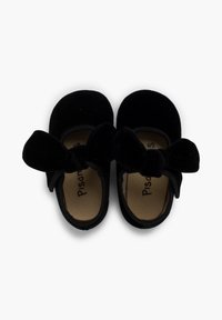 Zapatos de ballet de terciopelo negro con puntas redondeadas, que presentan un destacado lazo en la parte frontal y un suave forro interior.