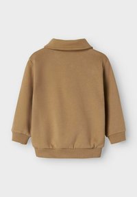 Sudadera marrón de manga larga con puños y dobladillo acanalados, mostrada desde la parte posterior sobre un fondo blanco liso.