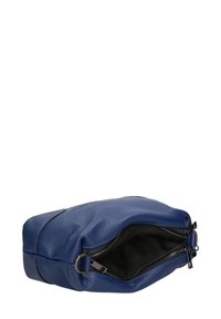 Borsa in pelle blu con apertura con zip, texture morbida, forma rettangolare e foderatura interna nera. Presenta una zip e un anello in metallo argentato.