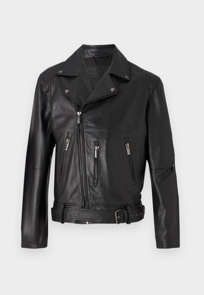 Chaqueta de motociclista de cuero negro con cuello con muesca, cierre de cremallera asimétrico, múltiples bolsillos con cremallera y cintura con cinturón.