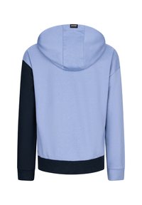 Felpa con cappuccio di colore blu chiaro, manica sinistra nera, manica destra blu chiaro, vita nera e un piccolo logo tag sul cappuccio.