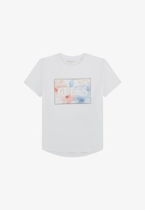 T-shirt bianca a maniche corte con una stampa floreale rettangolare che presenta la scritta "GUESS" in lettere in rilievo, texture morbida, scollatura tonda.