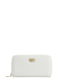 Portafoglio bianco in pelle con superficie testurizzata, hardware dorato, chiusura con zip e logo impresso sulla parte anteriore. Forma rettangolare.