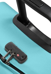 Hartschalenkoffer in hellem Türkis mit schwarzem Teleskopgriff, zwei Reißverschluss-Schiebern und integriertem Schloss für mehr Sicherheit.