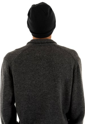 Suéter de punto gris oscuro con un acabado texturizado y un cuello de canalé, llevado con un gorro negro. Vista trasera; no se observan patrones distintivos.