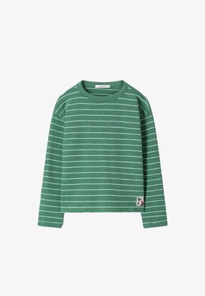 Grünes langärmeliges Hemd mit weißen horizontalen Streifen und einem kleinen Aufnäher mit einer Palme und einer Sonne nahe dem Saum.