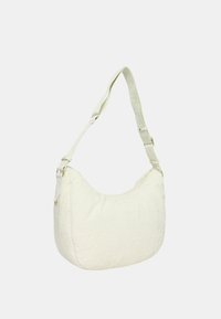 Borsa a spalla color crema con superficie texturizzata, tracolla regolabile e hardware in tonalità oro; forma arrotondata e design morbido e imbottito.