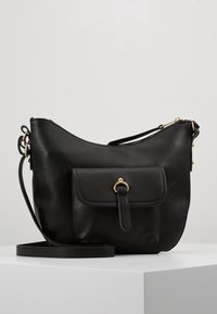 Borsa a tracolla in pelle nera con una sola tracolla, chiusura a zip e tasca frontale con un accento in metallo dorato. Texture liscia.