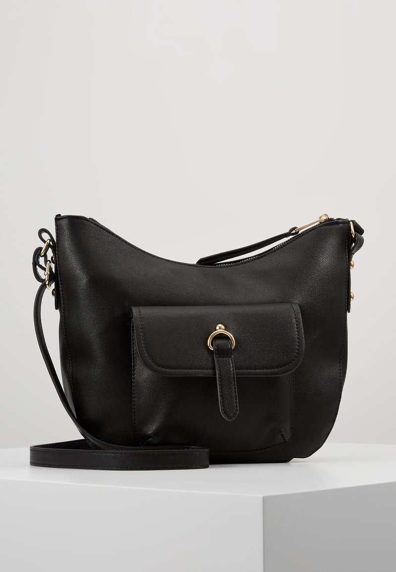 Borsa a tracolla in pelle nera con una sola tracolla, chiusura a zip e tasca frontale con un accento in metallo dorato. Texture liscia.