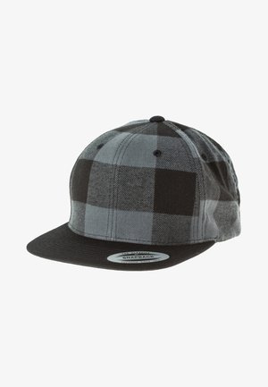 Czarny i szary czapka snapback w kratkę z płaskim daszkiem, faktura materiału i okrągły logo na przednim panelu.