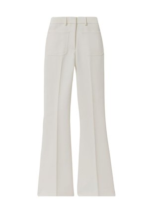 Pantaloni bianchi a vita alta e a gamba larga con tasche posteriori applicate e passanti per cintura, mostrati da dietro su uno sfondo semplice.