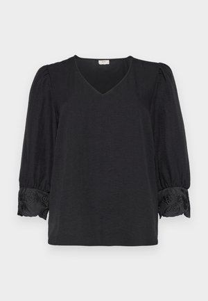 Blusa preta com decote em V e mangas bufantes de três quartos. Apresenta detalhes bordados nos punhos. Tecido suave e texturizado.
