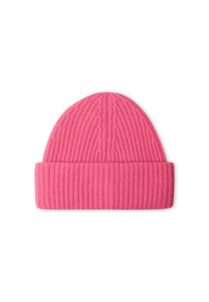 Gebreide roze beanie met een ribbelstructuur en opgerolde rand. Afgeronde bovenkant met verticale lijnen, geschikt voor koud weer.