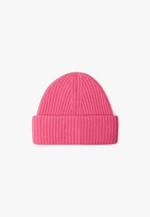 Beanie lavorato a maglia di colore rosa con texture a coste e risvolto. Parte superiore arrotondata con linee verticali, adatta per il freddo.