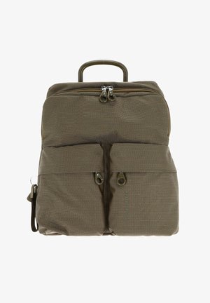 Un sac à dos carré marron avec une poignée supérieure, un compartiment principal à double zip et deux poches zippées à l'avant sur un fond blanc.