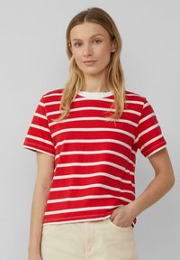 Rot-weißer gestreifter T-Shirt mit kurzen Ärmeln und rundem Ausschnitt, aus weichem Material, mit lockerer Passform und sichtbaren Saumnähten.