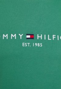 Tommy Hilfiger TOMMY LOGO TEE - T-shirt estampada - central green