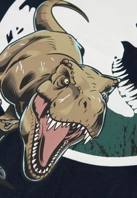 Grafica di un dinosauro marrone con denti affilati e accenti chiari su uno sfondo bianco, caratterizzata da un design circolare e dettagli scuri.