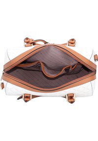 Sac à main blanc à motifs avec des accents en cuir marron, ouvert pour révéler un intérieur doublé de marron avec une poche zippée et deux petits compartiments.