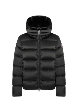 Zwarte pufferjack met hoge kraag, glanzende afwerking, horizontaal gestikte patroon, ritssluiting aan de voorkant en logo-patch op de mouw.