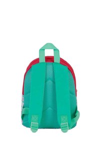 Mochila infantil roja y turquesa con correas de tela de malla, cierre con cremallera y un diseño curvado; presenta una textura suave y detalles accentuados.