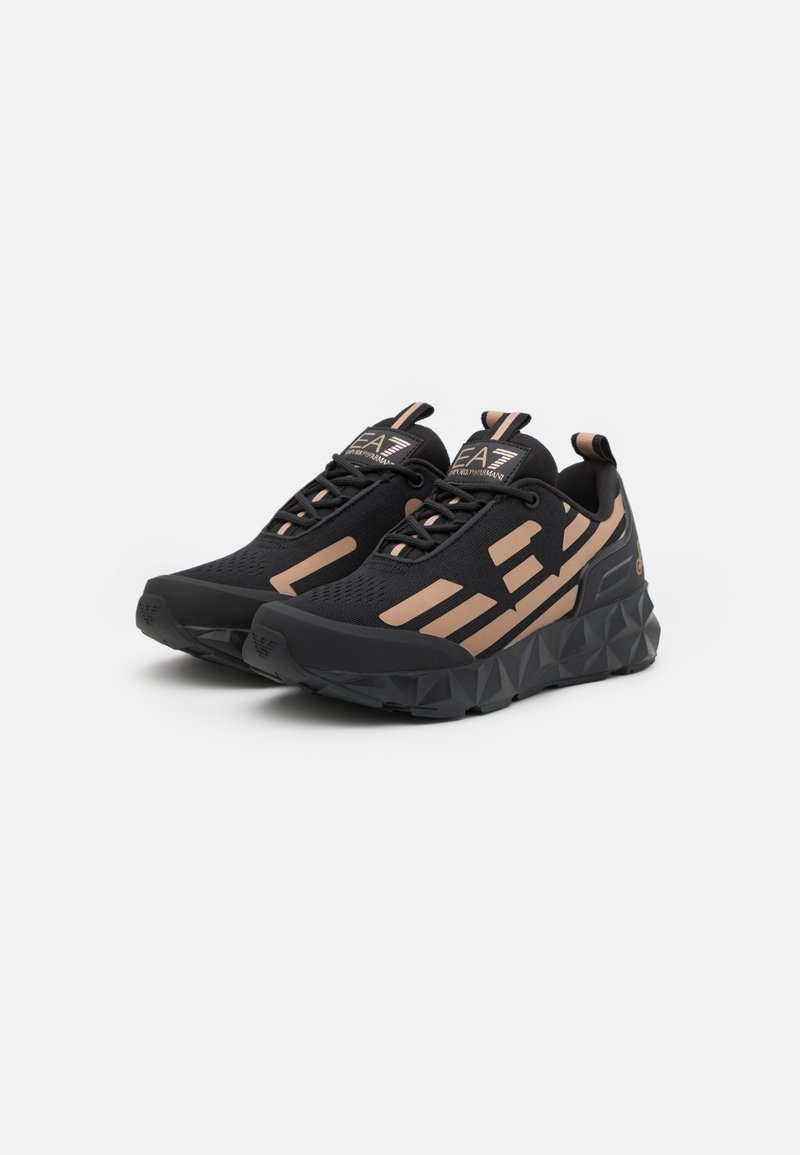 Herren Sneaker low | EA7 Emporio Armani UNISEX Sneaker low black/bronze/schwarz - DC38858 Herren Sneaker low | EA7 Emporio Armani UNISEX Sneaker low black/bronze/schwarz - DC38858