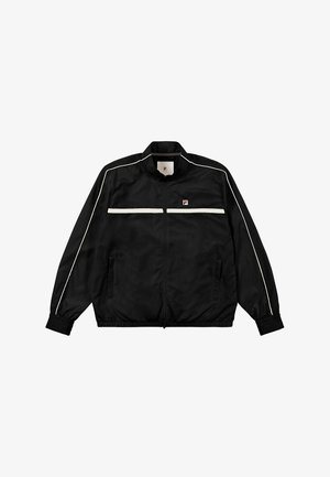 Chaqueta de chándal negra de nailon con rayas blancas, cuello alto, cierre de cremallera, puños elásticos y logo de FILA en el lado izquierdo del pecho.