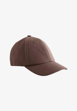 Casquette de baseball marron à six panneaux avec visière incurvée et œillets de ventilation sur fond blanc.