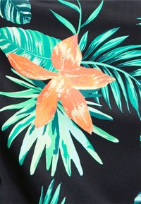 Tecido floral com uma flor laranja com pétalas texturizadas e folhas tropicais verdes sobre um fundo preto.