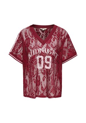 Burgundy blonde kortærmet V-hals top med blomsterprint, hvid "MIDNIGHT 09" tekst og stribet kant på ærmerne.